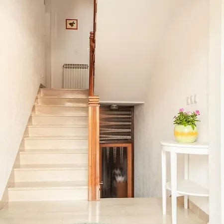 Lori Apartman *