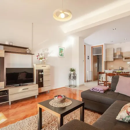 Apartament Lori *