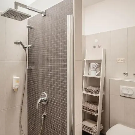 Lori Apartman Póla